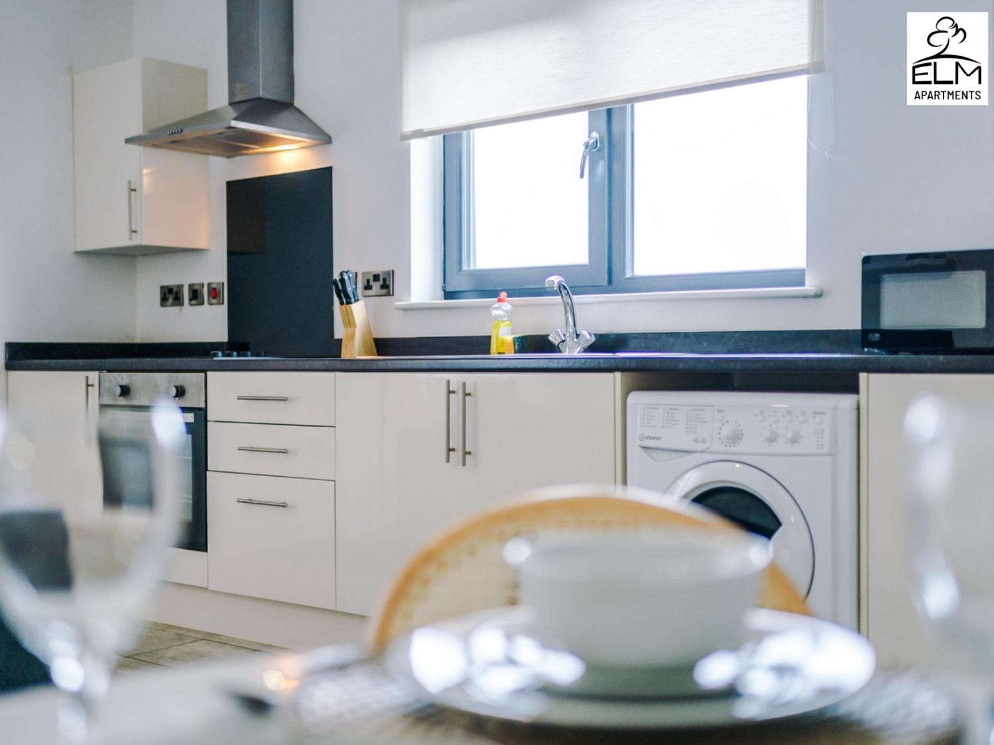 Elm Aparthotel , Collection Of Apartments Available Near Media City , Free Parking Манчестър Екстериор снимка