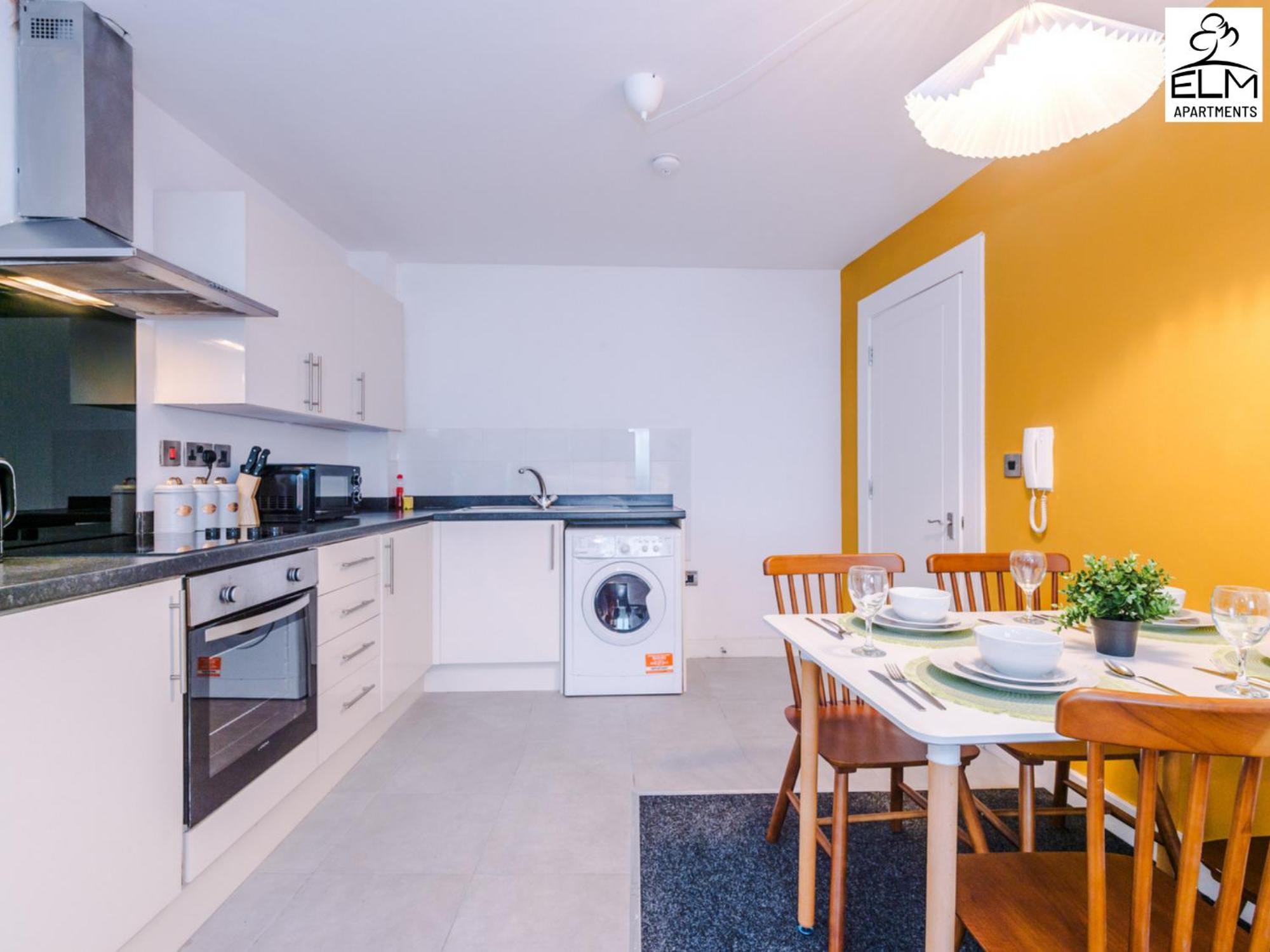 Elm Aparthotel , Collection Of Apartments Available Near Media City , Free Parking Манчестър Екстериор снимка